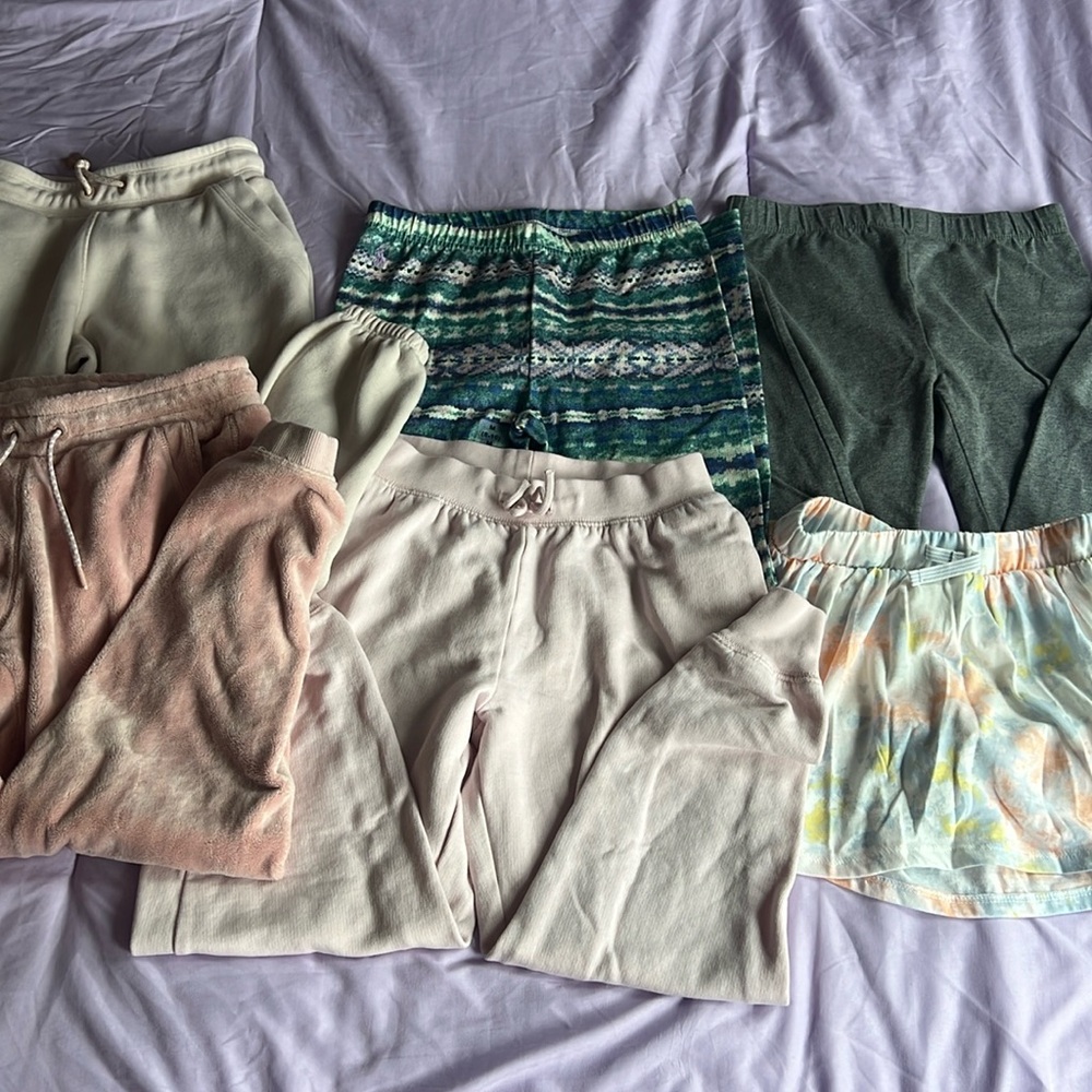 6 pair of kids bottoms, 1 skort, 2 pair of leggings, 3 pair of sweatpants. Sizes